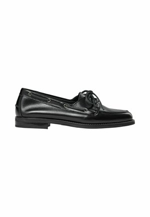 Mocasín negro de cuero con cordones en la parte delantera, diseño moc toe y tacón bajo apilado sobre fondo blanco.