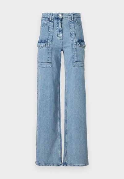 Calças de ganga de perna larga em azul claro com uma cintura alta, múltiplos bolsos e um corte reto. Apresenta um fecho éclair na frente para um estilo único.