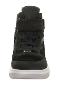 Schwarzer High-Top-Sneaker aus einer Mischung von Wildleder und Textilmaterialien, ausgestattet mit einem Klettverschluss, Schnürung und einer weißen Gummisohle.