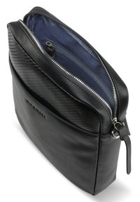 Custodia per laptop in pelle nera con pannello frontale testurizzato, chiusura con zip argentata e fodera interna blu. Presenta una tasca frontale per ulteriore spazio di archiviazione.