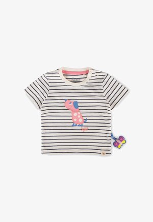 Maglietta bianca a maniche corte per bambini con strisce nere, patch cane rosa e blu sul davanti, due bottoni sulle spalle e un giocattolo a farfalla attaccato sul lato.