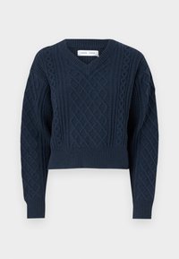 Granatowy sweter dzianinowy z dekoltem w kształcie V, skróconym krojem i teksturowanymi wzorami w romby na korpusie i rękawach, z prążkowanymi mankietami.