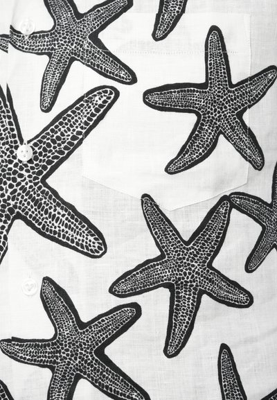Bela tkanina z velikimi črnimi vzorci morskih zvezd z podrobnimi teksturami. Vključuje majhen žep na prsih in bele gumbne zaklope.
