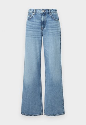 Jean bleu clair à jambes larges en denim, doté d'une taille haute, de cinq poches et d'une texture légèrement décolorée avec des rivets.
