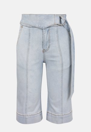 Shorts en denim bleu clair longueur genou avec couture à l'avant, poches latérales, et ceinture assortie avec boucle en D argentée.