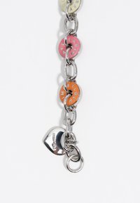 Pulsera de cadena de plata con enlaces circulares coloridos que presentan letras, terminando en un cierre en forma de corazón. Los enlaces están intercalados con acentos lisos.