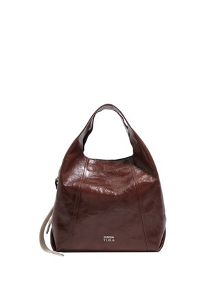 Brązowa błyszcząca skórzana torebka z szerokim uchwytem, miękką konstrukcją i logo "BIMBA Y LOLA" na przednim środku.