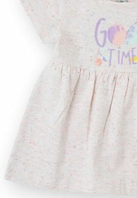 Vestido gris claro con mangas cortas, textura moteada en rosa y naranja, cintura fruncida y estampado gráfico que dice "Buen Tiempo" en colores pastel.
