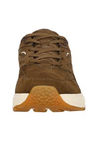 Baskets en daim marron avec fermeture à lacets, surface texturée et semelle contrastante blanche et en gomme. Présente un col rembourré et des trous de ventilation sur les côtés.