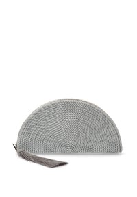 Clutch tejido gris con forma de media luna, que presenta un diseño texturizado y un acento de borla gris. Materiales duraderos. Cierre de cremallera.