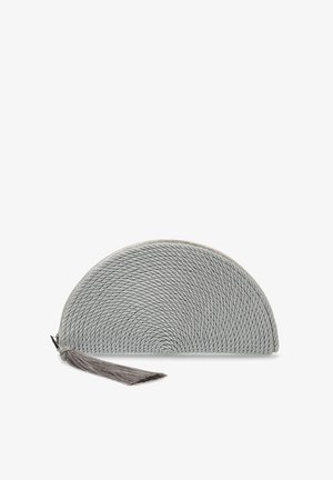 Clutch tejido gris con forma de media luna, que presenta un diseño texturizado y un acento de borla gris. Materiales duraderos. Cierre de cremallera.
