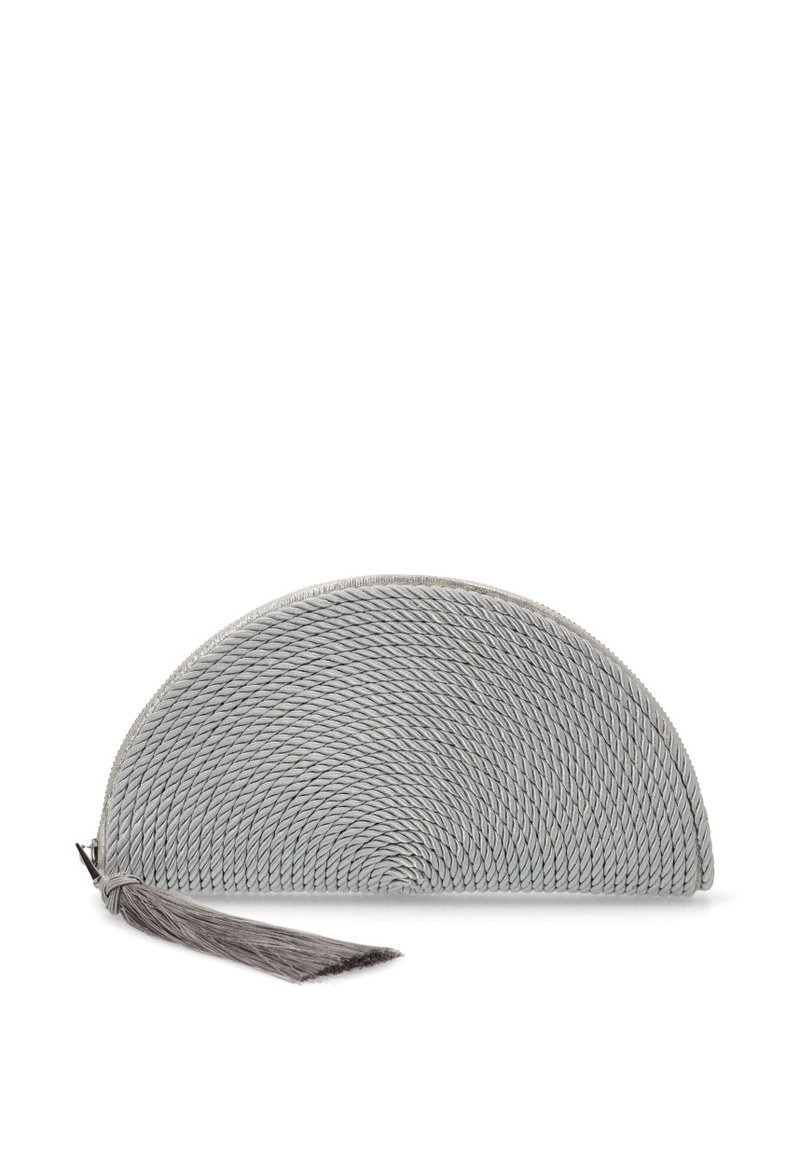 Clutch tejido gris con forma de media luna, que presenta un diseño texturizado y un acento de borla gris. Materiales duraderos. Cierre de cremallera.