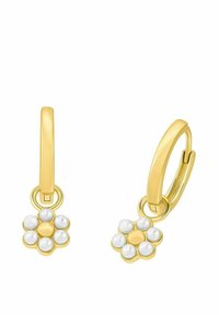 Goldfarbene Creolen mit einem Blumendesign, das weiße Kunstperlen in den Blütenblättern und einen zentralen goldfarbenen Akzent aufweist.