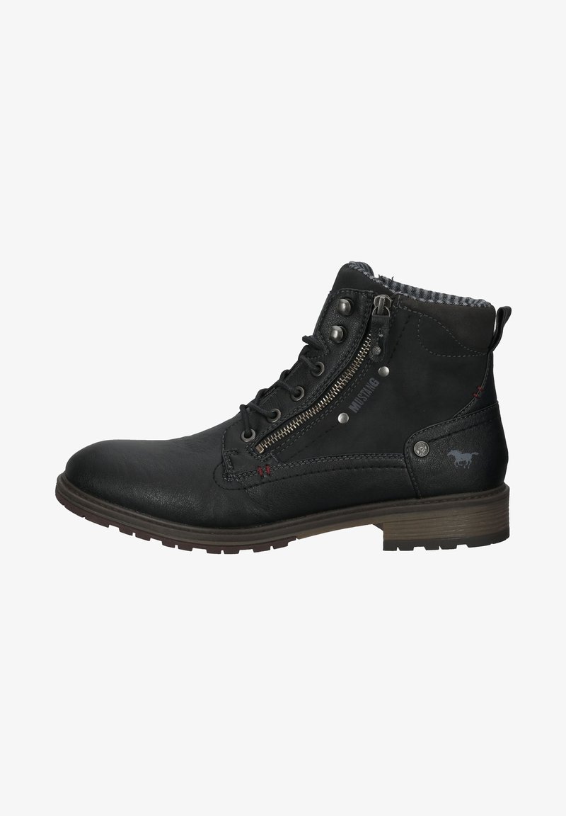 Bottine en cuir noir avec fermeture éclair latérale, lacets à l'avant, semelle texturée marron et doublure en tissu à carreaux visible au niveau du col.