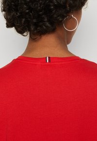 Tommy Hilfiger SIGNATURE TEE - T-shirts print - fierce red