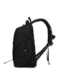 Sac à dos noir avec plusieurs compartiments zippés, bretelles rembourrées réglables, surface texturée et coutures renforcées pour la durabilité.