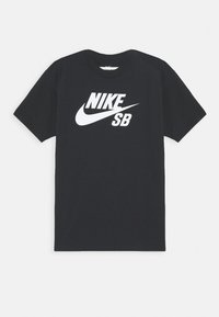 Černé tričko s krátkým rukávem se středem umístěným bílým logem Nike SB a swoosh na hrudi na jednoduchém pozadí.