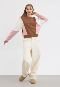Even&Odd Sportska majica - brown/off-white/light pink