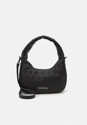 Sac à main en cuir noir matelassé avec une poignée courbée, présentant un motif en losanges et le nom de la marque "VALENTINO" embossé à l'avant.