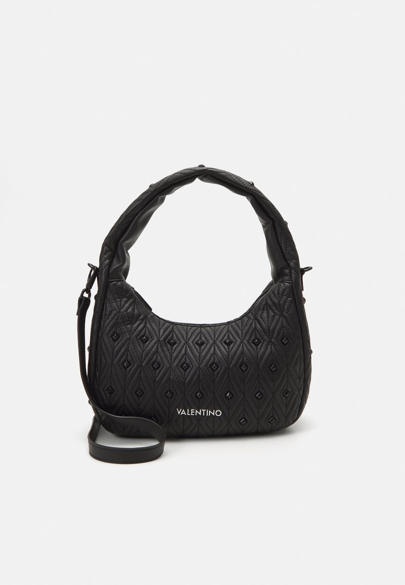 Sac à main en cuir noir matelassé avec une poignée courbée, présentant un motif en losanges et le nom de la marque "VALENTINO" embossé à l'avant.