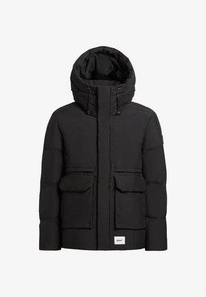 Čierna prešívaná bunda s vysokým golierom a nastaviteľnou kapucňou. Obsahuje dve veľké predné vrecká a malú nášivku s logom na spodnej strane.