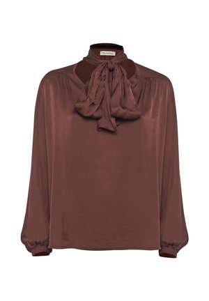 Blusa marrone realizzata in tessuto morbido, con colletto alto e fiocco annodato, spalle arricciate e maniche lunghe con polsini elastici.