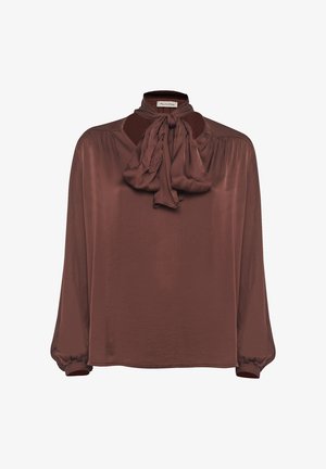 Blouse marron en tissu lisse, avec un col haut et un nœud noué, des épaules froncées et des manches longues avec des poignets élastiques.