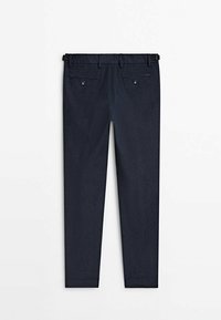 Mörkblå byxor i texturerat tyg, med platt fram, bältesloppar och två bakfickor med knappstängning.