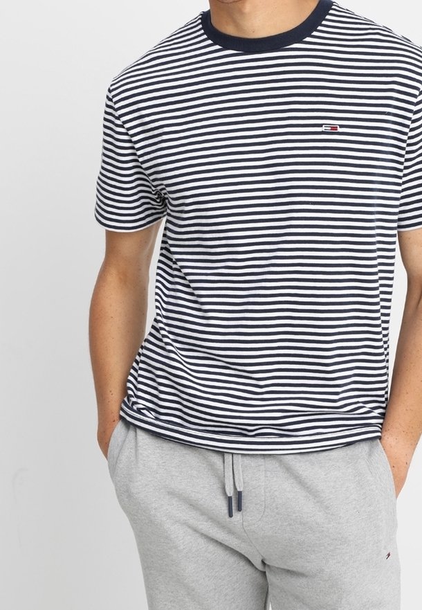 Pruhované tričko s krátkým rukávem v námořnické modré a bílé barvě vyrobené z bavlny, s malým logem na levé hrudi.