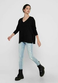 ONLY ONLAMALIA L/S V-NECK - Sweter