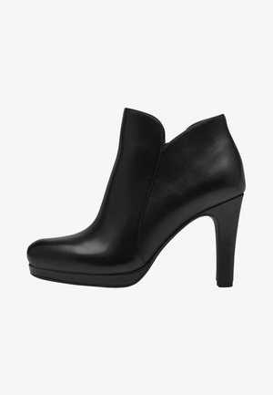 Fekete bőr bokacsizma, hegyes orral, elegáns siluettel és 10 cm magas stiletto sarokkal; a tetején V-alakú kivágással.
