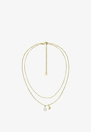 Collar en tono dorado con varias capas que cuenta con delicadas cadenas, un colgante de perla en forma de lágrima y un pequeño charm a rayas. Cierre ajustable.