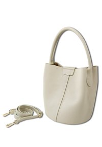 Sac à main en cuir texturé beige avec une poignée ronde, fermeture éclair et bandoulière détachable. Présente une finition lisse et un design minimaliste.