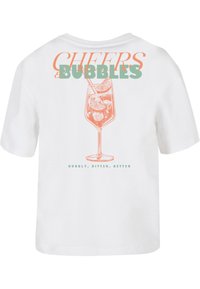 Biela tričko s potlačou koktejlového pohára s ovocím a textom "CHEERS & BUBBLES" v oranžovej a zelenej farbe.