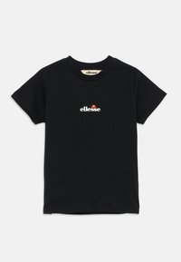 Camiseta de algodón negra de manga corta, con un pequeño logotipo en blanco y rojo de "ellesse" en el pecho. Cuello redondo sencillo.