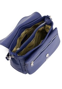 Blauwe leren handtas met meerdere vakken en een gestructureerde afwerking. Voorzien van een ritsvak aan de voorkant en een magnetische drukknoopsluiting. Gevoerde binnenkant.