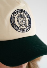 PROHIBITED CONTRAST  - Kapa - off white green