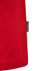 Rotes T-Shirt aus strukturiertem Stoff mit gesäumtem Saum. Ein marineblaues Etikett mit dem Markennamen "HECHTER" ist in die Seitennaht eingenäht.