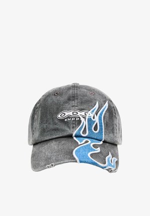 Cappellino da baseball grigio scuro con ricamo di fiamme blu e lettere "ODD" contourate di bianco sopra le fiamme sul pannello anteriore.