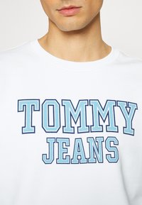 Tommy Jeans REGULAR ENTRY GRAPHIC CREW - Sudadera - white