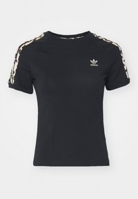 Svart Adidas T-shirt med leopardmönstrade ränder på axlarna och liten vit Adidas-logga på vänster bröst.