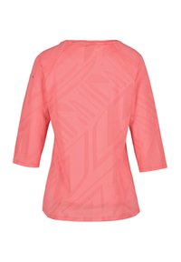 Korallipinkki 3/4-hihainen paita, jossa on sileä rakenne, hienovarainen geometrinen kuvio ja pyöreä kaula-aukko. Tyylikäs ja hengittävä muotoilu.