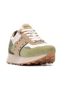 Zapatillas con una mezcla de ante y cuero en verde, beige y blanco. Detalles perforados distintivos y una suela texturizada para mayor agarre.