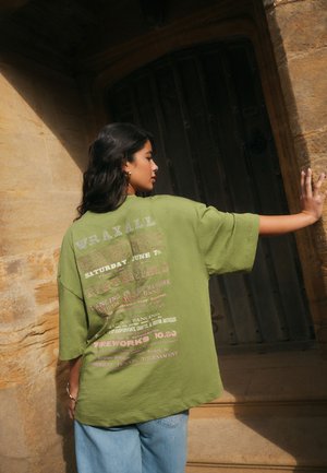 Next, REGULAR FIT - NATIONAL TRUST LICENCE GRAPHIC CREW NECK T-SHIRT . - Langarmshirt - green