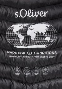 Czarna pikowana tkanina z białym napisem i grafiką mapy świata. Napis zawiera nazwę marki oraz tekst "made for all conditions" z ikonami poniżej.