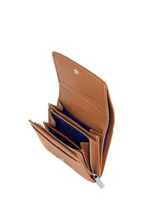 Portafoglio in pelle marrone con un esterno testurizzato, dotato di più scomparti, chiusura con zip e un interno blu a contrasto.