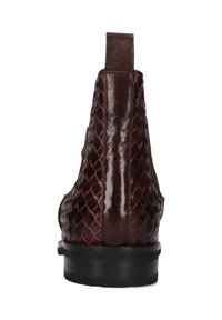 Burgundy läderstövlar som går upp till ankeln och har ett vävt mönster, en slät textur och en låg klack. Baksidan har en dragflik för enkel påtagning.