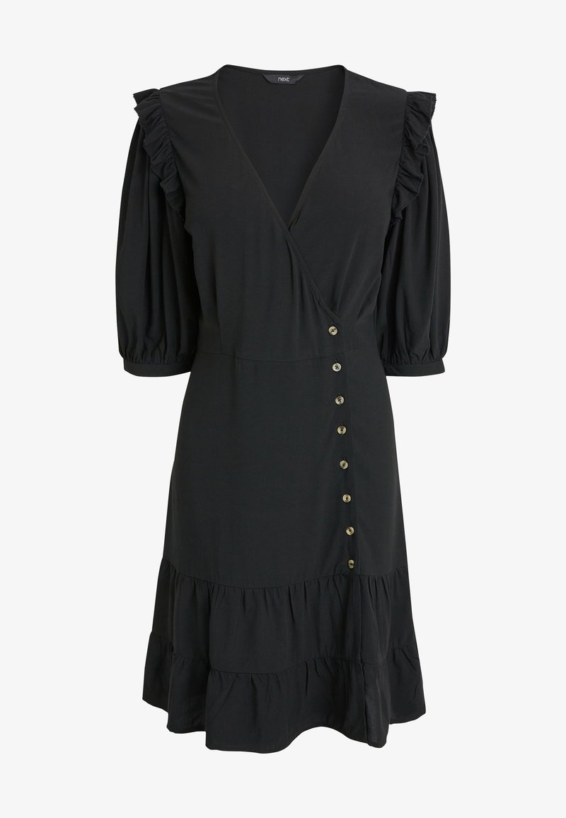 Czarna sukienka z miękkiego materiału, z głębokim dekoltem w kształcie V, bufiastymi rękawami z falbanami i detalami w postaci guzików po boku. Z falbaną u dołu.