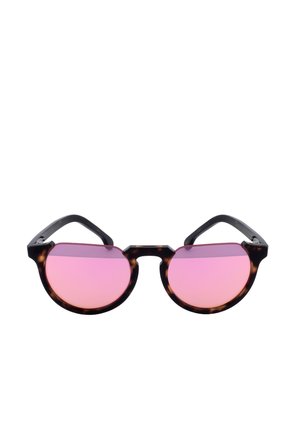 Occhiali da sole tondi con montatura tartarugata e lenti riflettenti rosa su sfondo bianco.