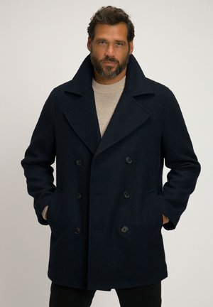 Cappotto doppiopetto navy realizzato in tessuto texturizzato. Presenta un ampio colletto a scelte, grandi bottoni e tasche laterali.
